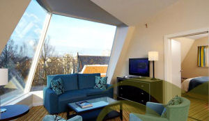 Job Cohen heropent Renaissance hotel in Amsterdam