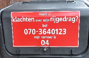 Hufterig rijgedrag pizzabezorger melden via sticker