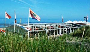 Hotels van Oranje bedient gast óp het strand