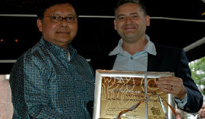 De Witte Aap viert overwinning met 'take-off