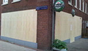 Amsterdam sluit bar wegens prostitutie