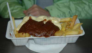 Woest door pindasaus op patat