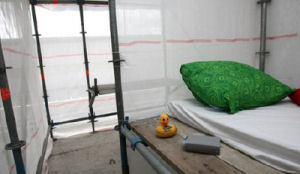 Tijdelijk hotel van steigerbuizen in Amsterdam