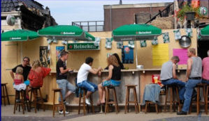 Afgebrand café dankzij collega's weer open