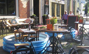 Eten in privézwembad op terras
