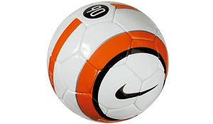 Hilton voetbalt voor goed doel