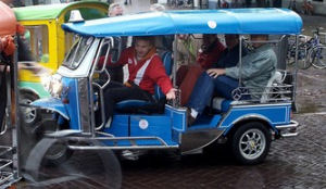 Studentendiscotheek start elektrische Tuk Tuk Taxi
