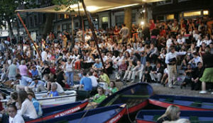 Regenachtig Utrecht Uitfeest druk bezocht