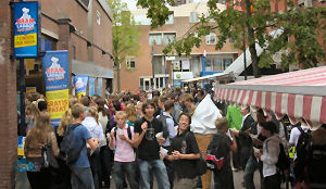 Bram Ladage deelt 3450 zakken patat uit in Delft