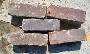 Pizzakoerier bekogeld met straatklinkers