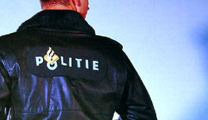 Boze cafébezoeker rijdt in op groep mensen