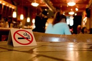 Verbied roken in kleine cafés