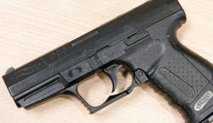 Man lost schot in café