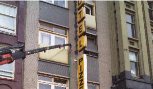 Hotels Damrak verwijderen lichtreclame