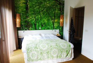 Hotelkamer met bureau van yoghurtverpakking