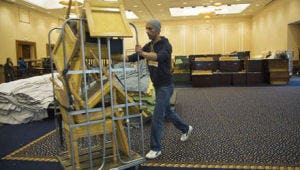Hotel Okura geeft meubels weg