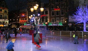 Gasten Eden City Hotels binden schaatsen onder