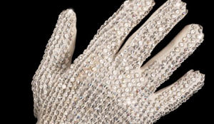 Hotel met handschoen Jackson aan de haal