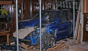 Auto rijdt wegrestaurant in: bezoekers gewond