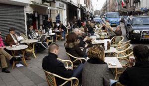 Amsterdamse terrasbezoeker krijgt dekentje
