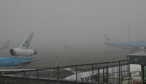 Honderden reizigers slapen op Schiphol