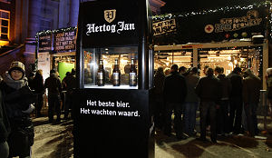 Glazen huis krijgt bezoek van glazen Hertog Jan-koelkast