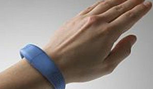 Polsbandje met gps voor feesten krijgt kritiek