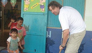 Hans van Wolde start fonds voor arme kinderen