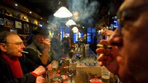 Amsterdamse cafés overtreden rookverbod massaal