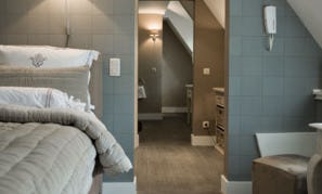 Hans van Wolde opent luxe Beluga Mansion