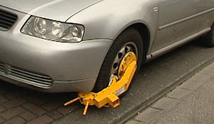 Restauranthouder deelt wielklemmen uit