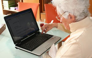 Helft senioren boekt vakantie online