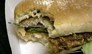 Staalborstel in kipburger McDonald's