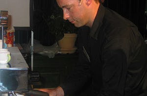 Barista Jeroen Veldkamp blijft DE trouw