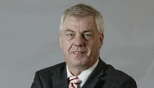 Vogels zitten Hennie van der Most dwars