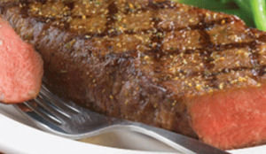 Boze leverancier haalt vlees van bord gasten