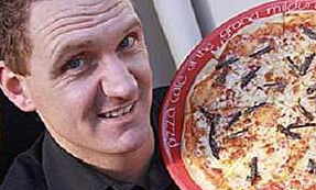 Sprinkhaan op pizza na insectenplaag