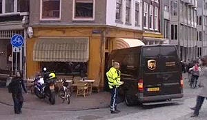 Koeriersbus ramt pui Amsterdams café