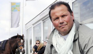 Cafetariahouder zet prijs op hoofd brandstichter