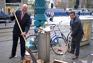 Hoteliers Damrak maken statement met veegactie