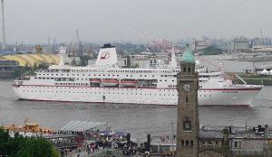 Duits cruiseschip in Noorse haven in brand