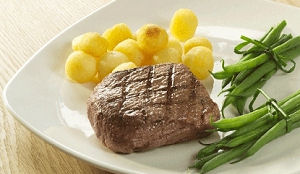 Hoteleigenaar stikt in steak uit eigen keuken