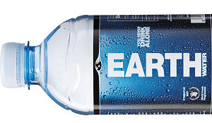Grote cateraars omarmen biologisch afbreekbare fles Earth Water
