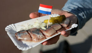 Eerste vaatje haring onder de hamer