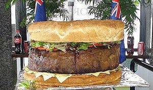 's Werelds zwaarste hamburger weegt 95,5 kg