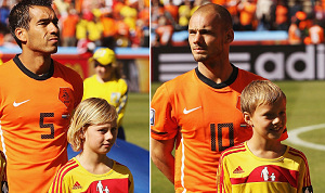 Prijswinnaars McDonald's op veld bij Nederland-Denemarken