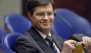 Balkenende door rellen vast in hotel