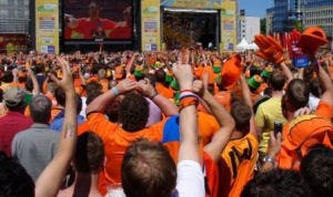 Toch voetbal op megaschermen in Amsterdam