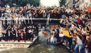 Oranje bij winst per boot door Amsterdam
