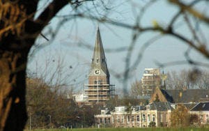 Torenspits Vragender valt in café